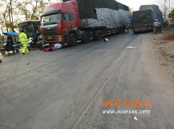 南丰县工业园区路口一骑电动车女子卷入大货车轮下身亡