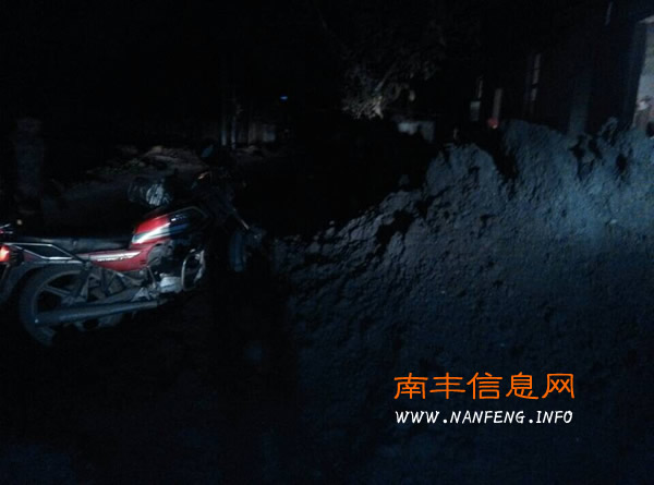 南丰桥背老化工厂附近发生车祸 一辆摩托车撞上路边煤堆