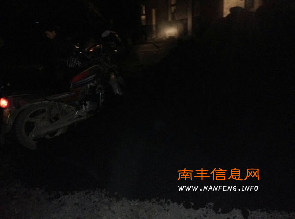 南丰桥背老化工厂附近发生车祸 一辆摩托车撞上路边煤堆