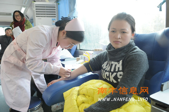 南丰县卫生局在华联广场组织“无偿献血 关爱他人”活动