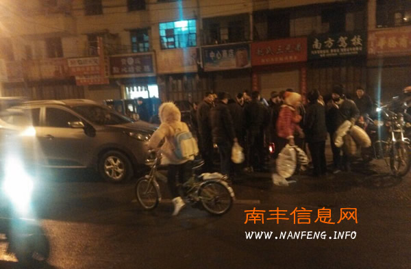 南丰县三岔路口一辆摩托车与一辆小汽车迎面相撞