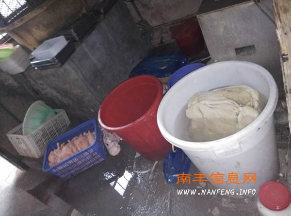 南丰某商贩熟食加工过程卫生令人堪忧 食品安全亟待监管
