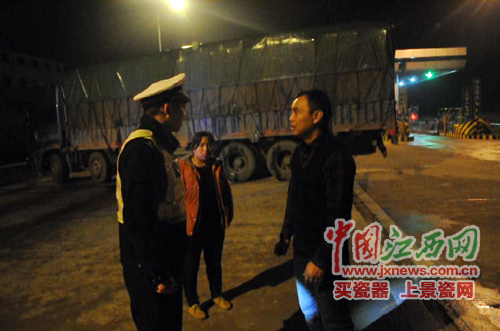 货车在高速公路南丰出口分隔带掉头 司机遭罚200元扣12分