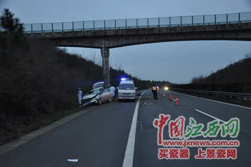 济广高速公路南丰县境内一小车迎亲途中发生车祸两死四伤
