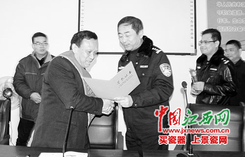 南丰退休职工交通志愿者走上街头劝导文明交通