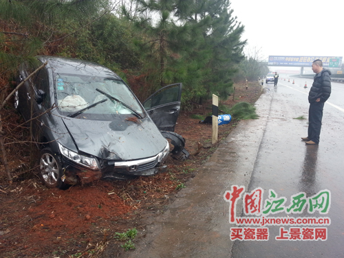 雨天路滑 济广高速南丰段一小车失控撞上护坡