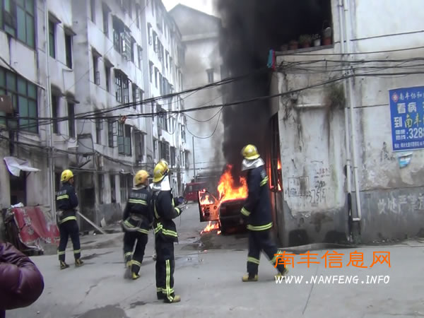 南丰附小附近小孩玩火导致一辆小车烧毁