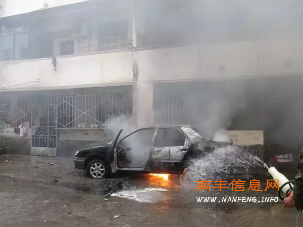 南丰附小附近小孩玩火导致一辆小车烧毁