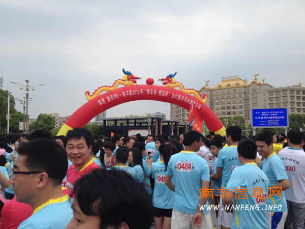 “橘都”南丰:千人环城赛跑 享乐橘园游
