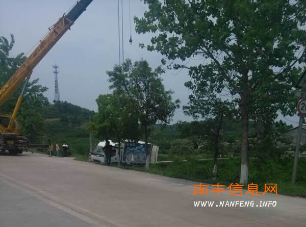 南丰县市山镇石谦村一小货车忘拉手刹翻进路边深沟