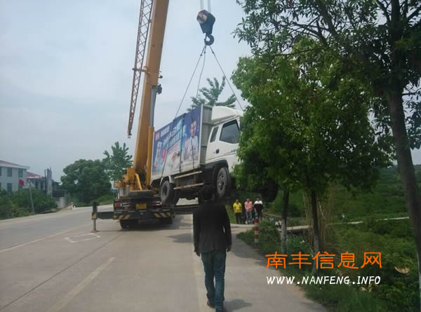 南丰县市山镇石谦村一小货车忘拉手刹翻进路边深沟