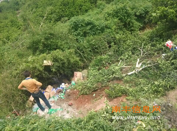 南丰县市山镇石谦村一小货车忘拉手刹翻进路边深沟