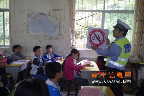 “五一”假期将至南丰交警送安全进校园