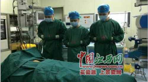 医生为小钧伟默哀,他捐献出的一肝两肾、一对眼角膜至少可以救治5名患者