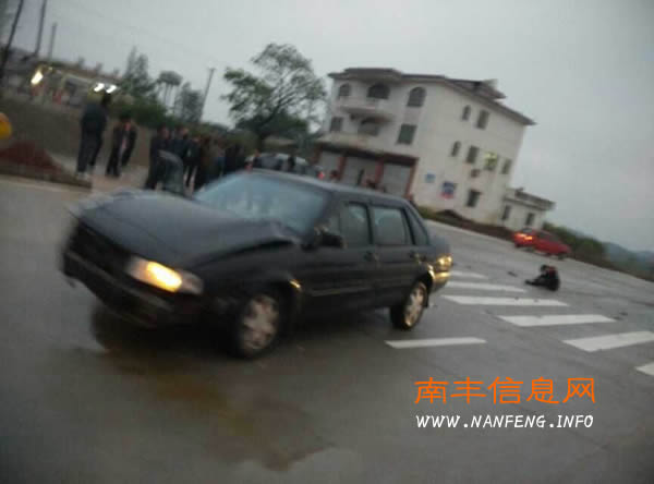 南丰县太坪嵊往吴家庄的十字路口发生一起车祸