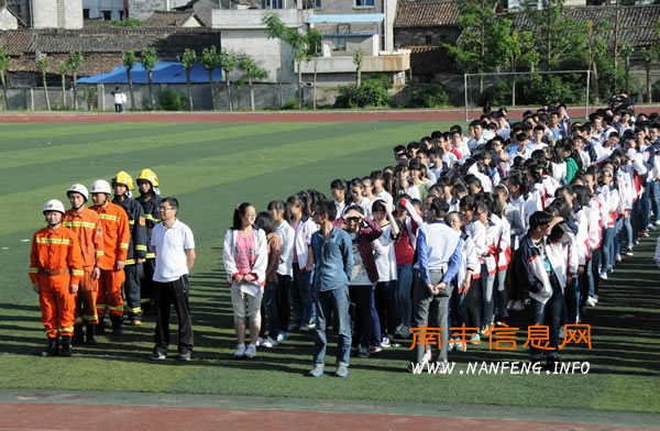 南丰县开展“5.12防灾减灾日”学生应急疏散演练活动
