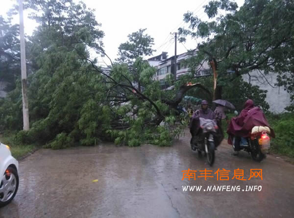 南丰县连续出现暴雨天气 提醒市民外出应注意安全