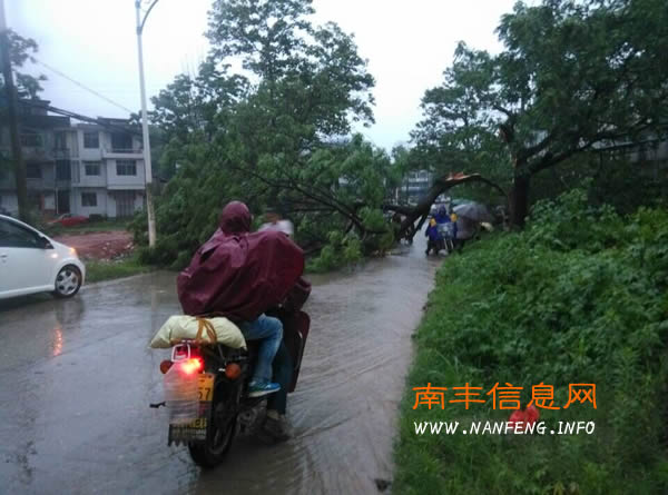 南丰县连续出现暴雨天气 提醒市民外出应注意安全