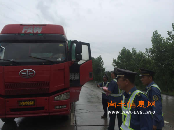 南丰县艾源治超站积极开展“路政宣传月”活动