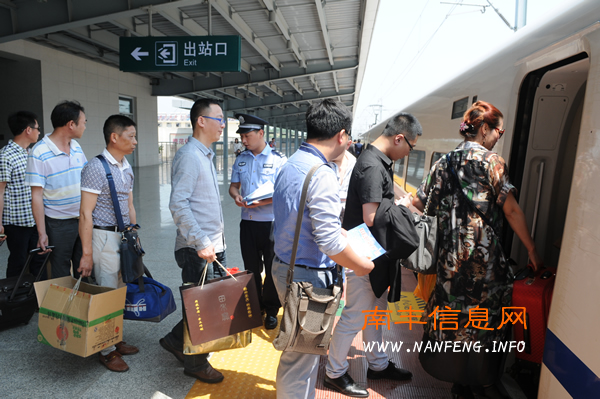 南丰县火车东站派出所民警确保旅客平安出行