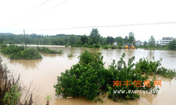 南丰遭受暴雨袭击 气象台发布今年首个暴雨红色预警信号