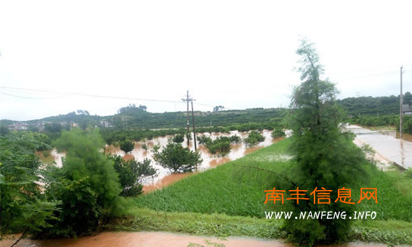 南丰遭受暴雨袭击 气象台发布今年首个暴雨红色预警信号