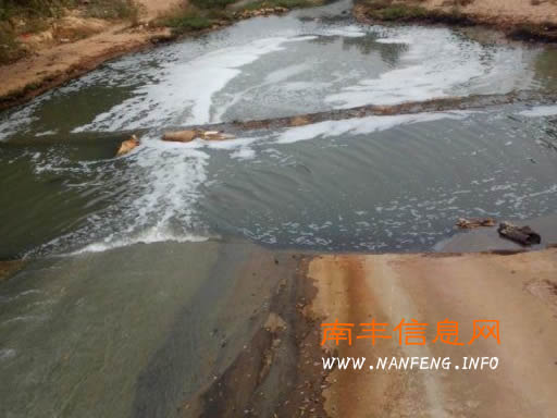 鱼塘死鱼村民无奈 疑是富溪工业园区工厂排放污水导致