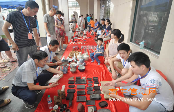 南丰举办首届红色藏品展，市民感受红色文化