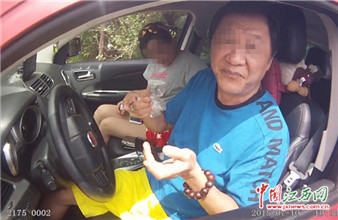 济广高速车辆川流不息南丰段一粗心司机竟路边悠闲吃着零食