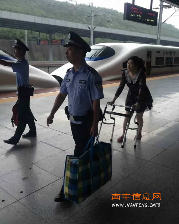 南丰火车东站派出所救助一名伤病旅客