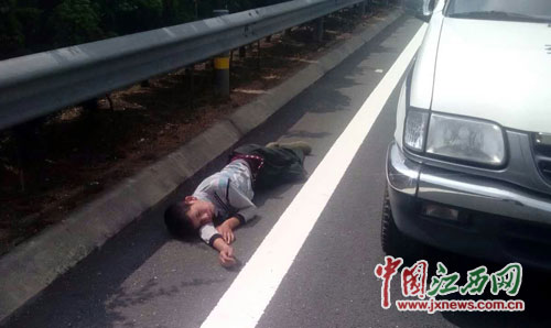 南丰县一男子酒醉后躺高速公路上呼呼大睡