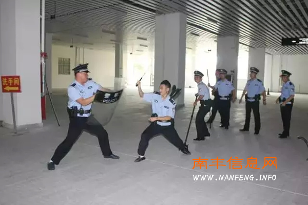 《纪念抗战胜利70周年安保活动》南丰火车站民警在行动