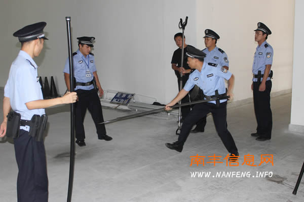 《纪念抗战胜利70周年安保活动》南丰火车站民警在行动