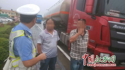 南丰服务区:汽油运输车却装着危化品 两男子移交运管部门