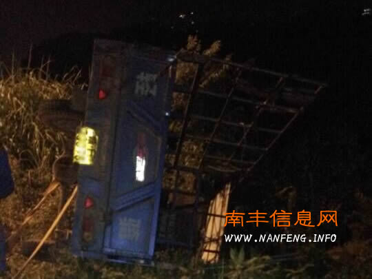 南丰县环城南路水南桥附近三轮车被撞翻 所幸没有人员受伤