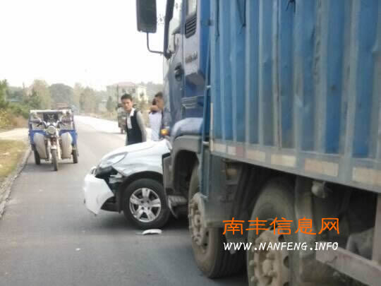 南丰县南建公路洗马桥路段发生一起小车别货车事故
