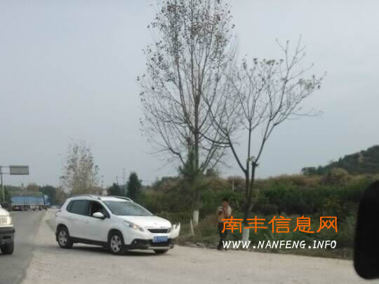 南丰县南建公路洗马桥路段发生一起小车别货车事故