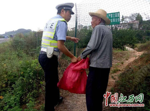 闯入南丰服务区卖蜜桔 “任性”老汉被交警劝离