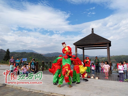 南丰蜜橘万人采摘活动开幕 江西康辉国旅组织千名游客现场采桔