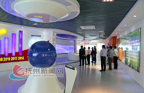 南丰县蜜橘产业展示馆吸引游客参观
