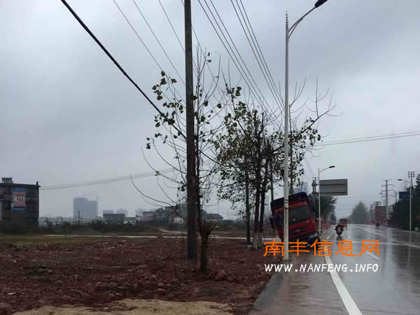 多图!!南丰连接发生多起车祸:开车上路别忘安全