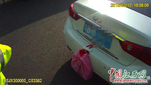 济广高速南丰段一辆白色轿车车尾吊着两只鸭 交警：罚！