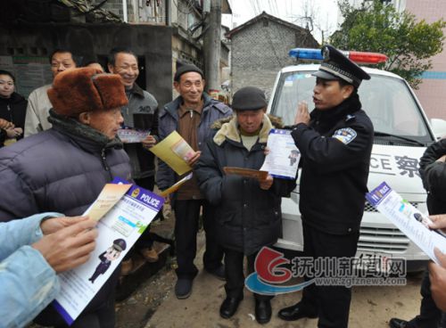 南丰民警走村串户送安全