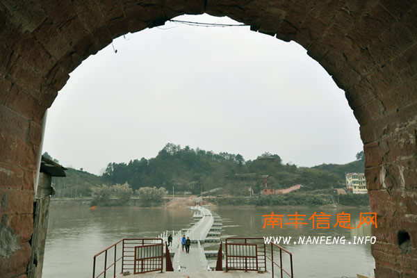 观光浮桥惠民生