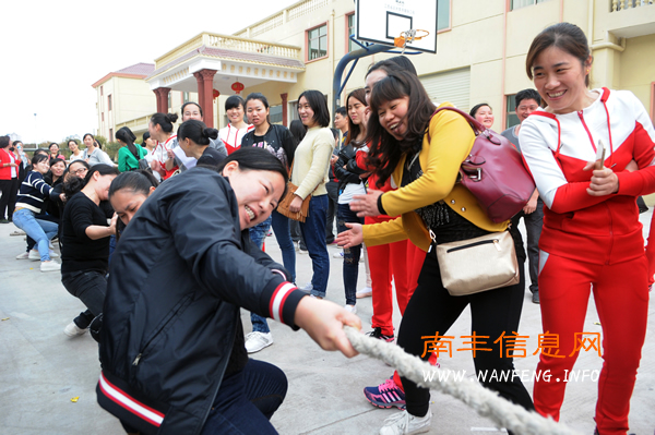 南丰县妇联组织开展全县妇女拔河比赛活动