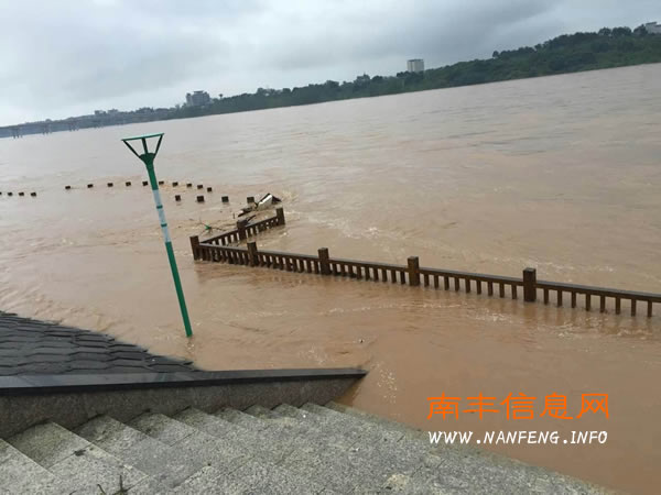 南丰普降大暴雨 盱江防洪堤被淹