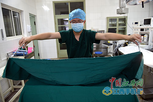 南丰:手术室里的男护士 被视作“宝贝”