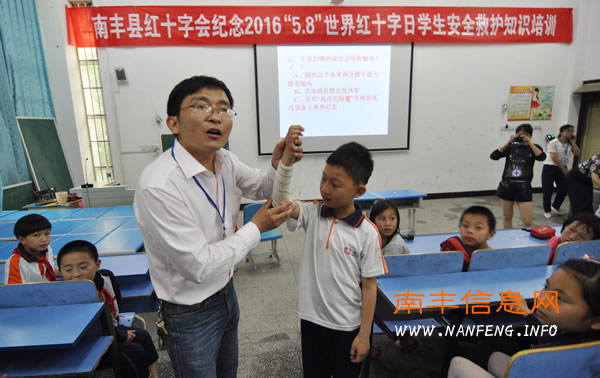 红十字应急救护培训进校园