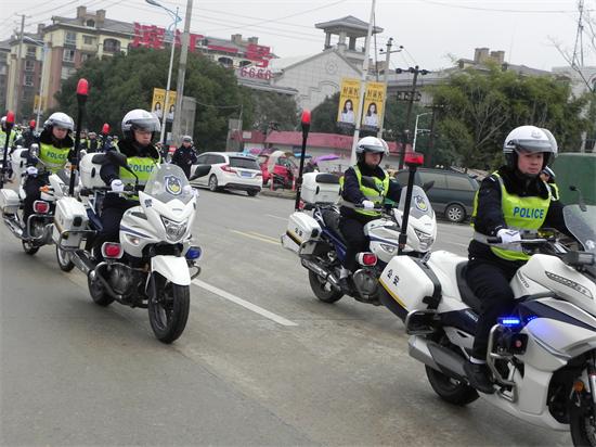 南丰19辆警用摩托车 上路执勤保春运