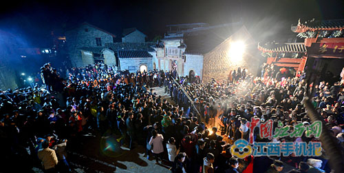 南丰县“搜傩圆傩”之夜 160多个傩班献上传统表演
